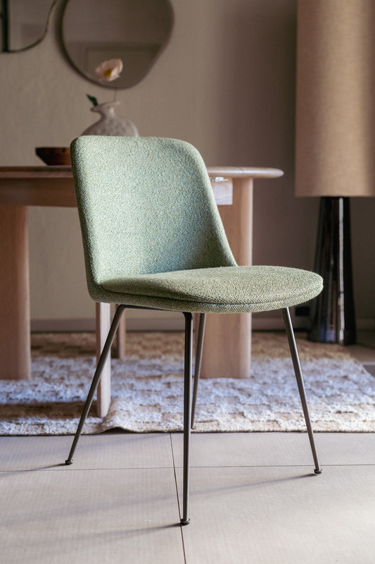 Stolen Rely fra &tradition, designet av Hee Welling, er stilren og elegant på en gang. Supergod å sitte i er den også! Rely har myke former, og tilfører varme til spiseplassen.