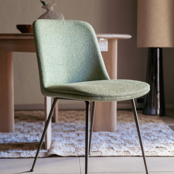 Stolen Rely fra &tradition, designet av Hee Welling, er stilren og elegant på en gang. Supergod å sitte i er den også! Rely har myke former, og tilfører varme til spiseplassen.