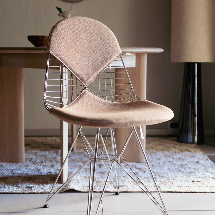 Den ikoniske stolen Wire Chair DKR-2, designet av Charles og Ray Eames for Vitra i 1951, er inspirert av formen til Eiffeltårnet, som gir den et arkitektonisk og luftig uttrykk. Med polstret sete og rygg – eller bikini, som Vitra kaller det – blir dette en superfin og skulpturell spisestol som er ekstra god å sitte i.