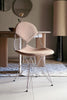 Den ikoniske stolen Wire Chair DKR-2, designet av Charles og Ray Eames for Vitra i 1951, er inspirert av formen til Eiffeltårnet, som gir den et arkitektonisk og luftig uttrykk. Med polstret sete og rygg – eller bikini, som Vitra kaller det – blir dette en superfin og skulpturell spisestol som er ekstra god å sitte i.