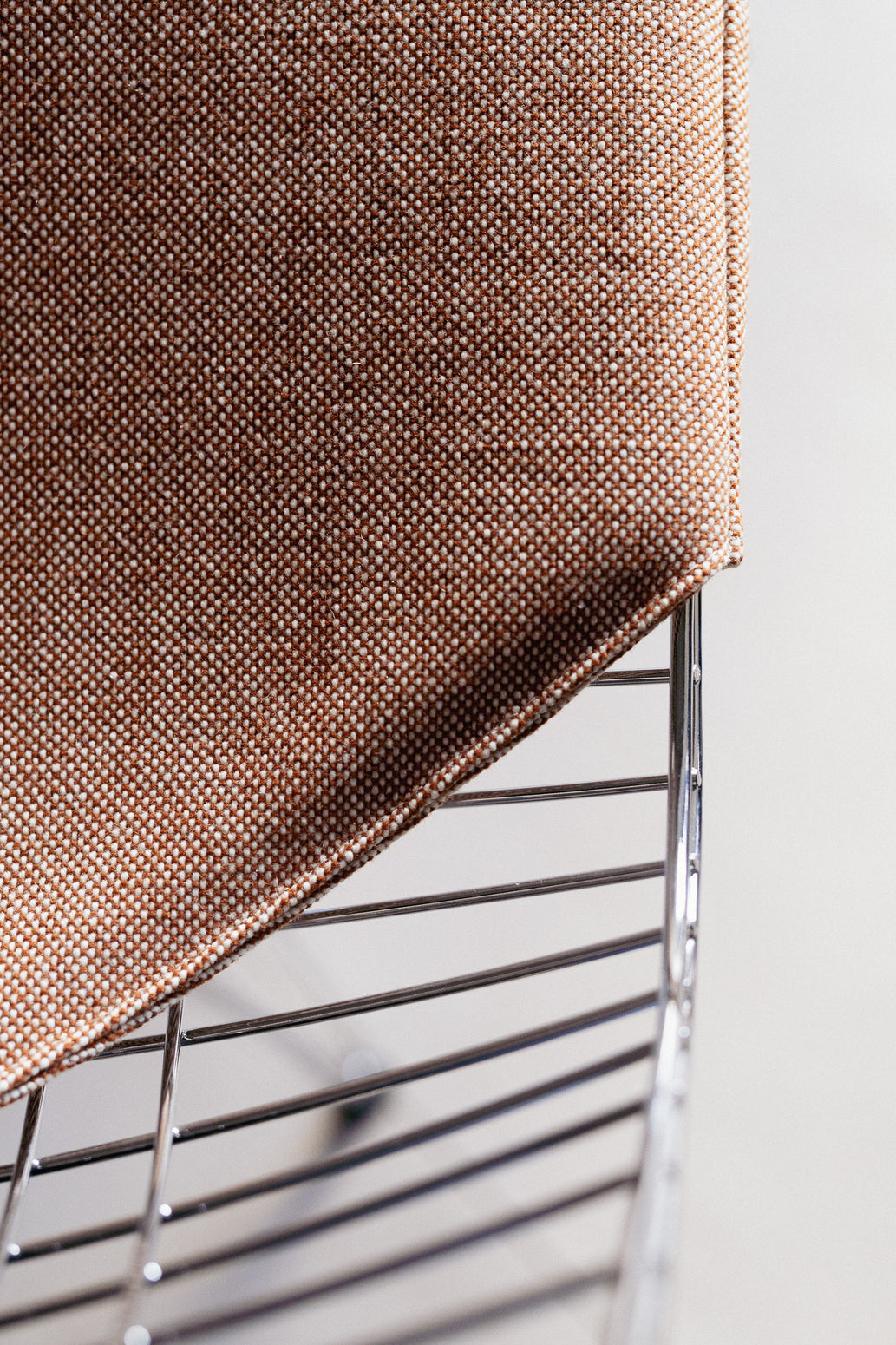 Eames Wire Chair DKR-2 krom med bikini-polstring Hopsak (88 Cognac Ivory) fra Vitra