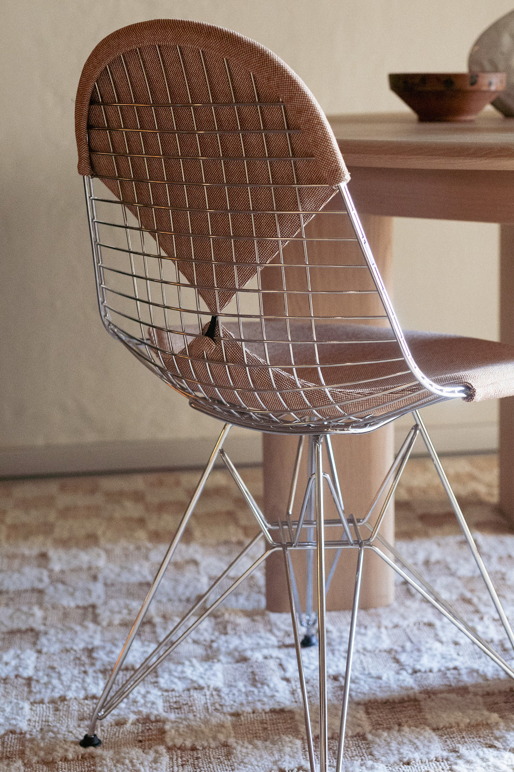 Denne varianten med understell i blank krom har et polstret sete og rygg i tekstilet Hopsak, i den lyse varme rustfargen 88 Cognac Ivory – en favoritt hos OsloDeco! Har du lyst til å prøvesitte spisestolen?Vi har denne stående i vårt showrom på Bislett i Oslo. Send oss en mail til hello@oslodeco.no for å avtale en tid.