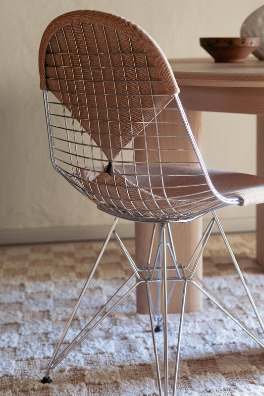 Denne varianten med understell i blank krom har et polstret sete og rygg i tekstilet Hopsak, i den lyse varme rustfargen 88 Cognac Ivory – en favoritt hos OsloDeco! Har du lyst til å prøvesitte spisestolen?Vi har denne stående i vårt showrom på Bislett i Oslo. Send oss en mail til hello@oslodeco.no for å avtale en tid.