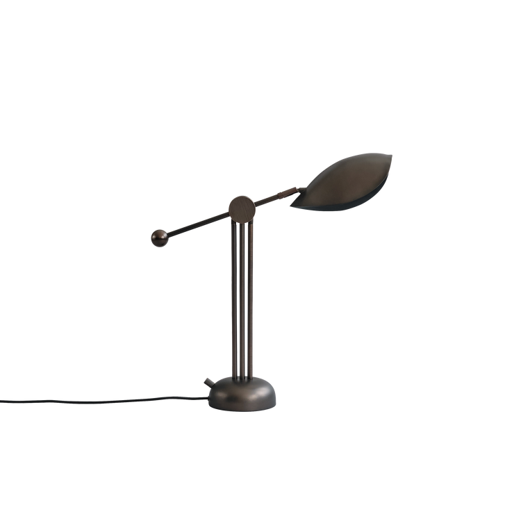 I tillegg til formen så elsker vi bronsefinishen til Stingray-lampen!