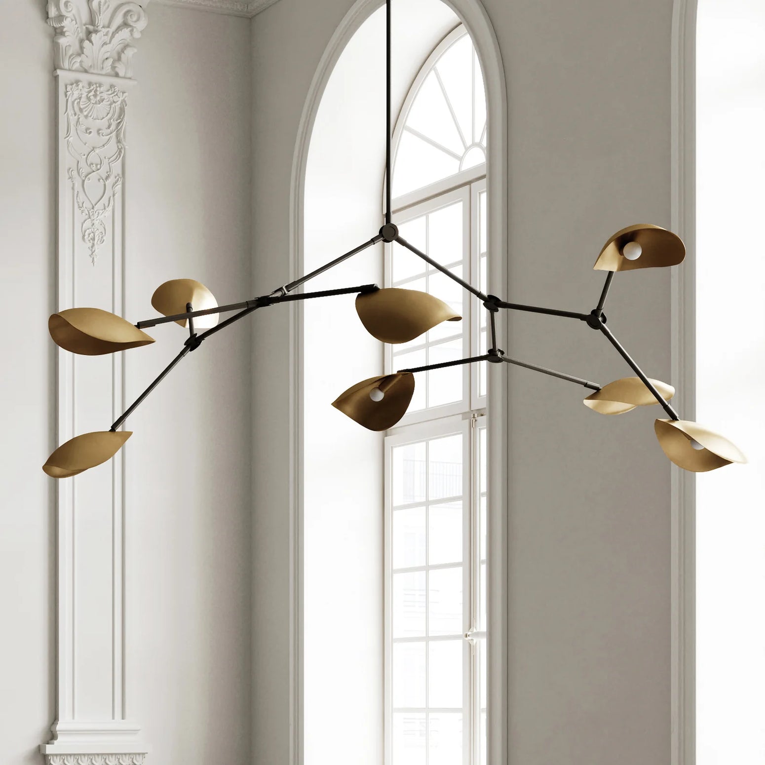 Taklampen Stingray fra 101 Copenhagen med messingfinish.