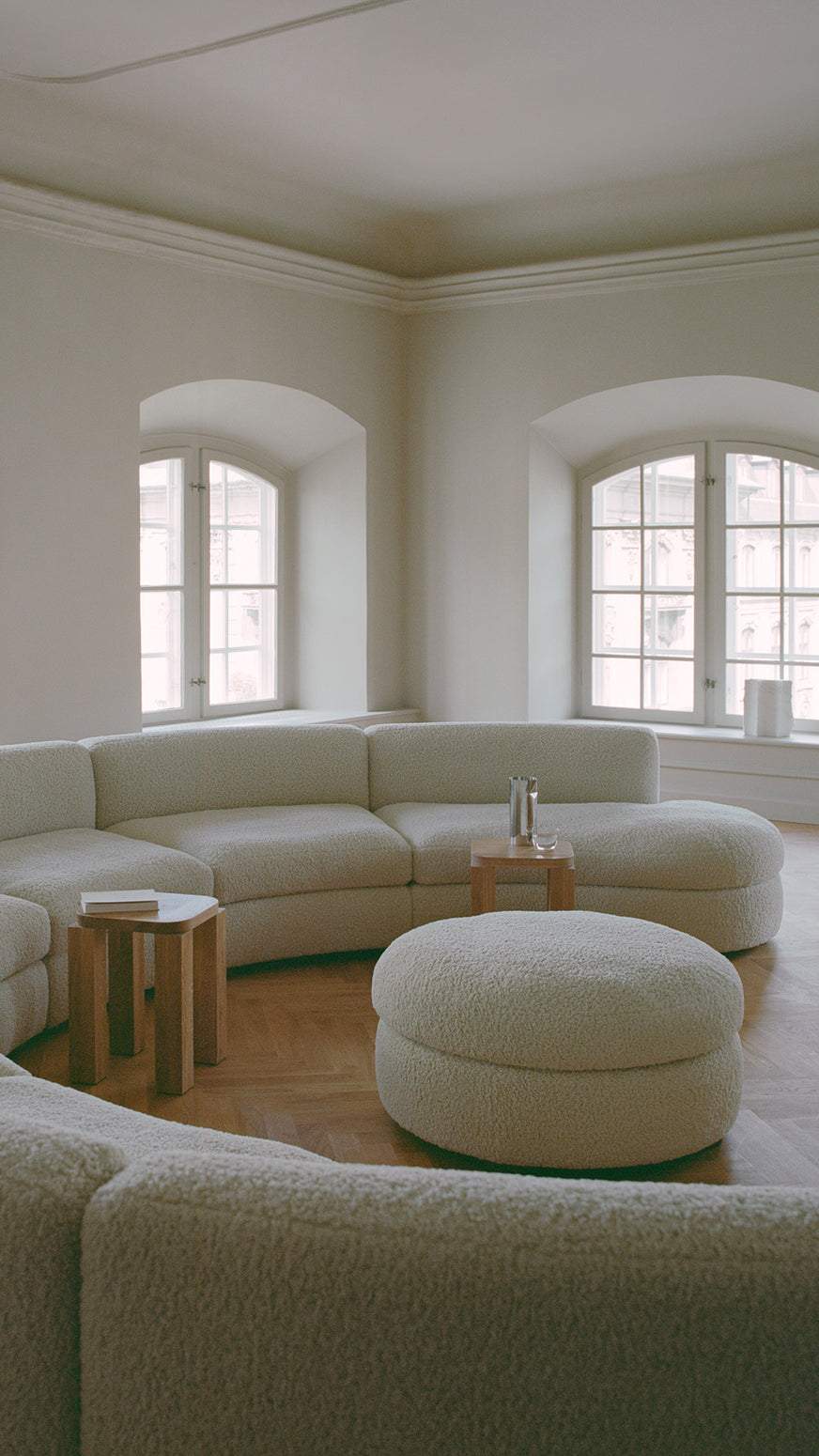 Modulsofaen Coda fra New Works er en vakker og allsidig sofaserie som med en kombinasjon av rene linjer og generøse kurver balanserer perfekt mellom komfort og eleganse. Modulene gir deg muligheten til å skreddersy drømmesofaen til dine behov. Coda kan settes sammen til en klassisk 2-seter eller 3-seter, i bred og smal variant – og med åpne ender, om du vil. Det finnes også buede moduler som gjør at du kan sette sammen en litt annerledes type sofa. Perfekt om du vil ha et skikkelig blikkfang av en sofa! 