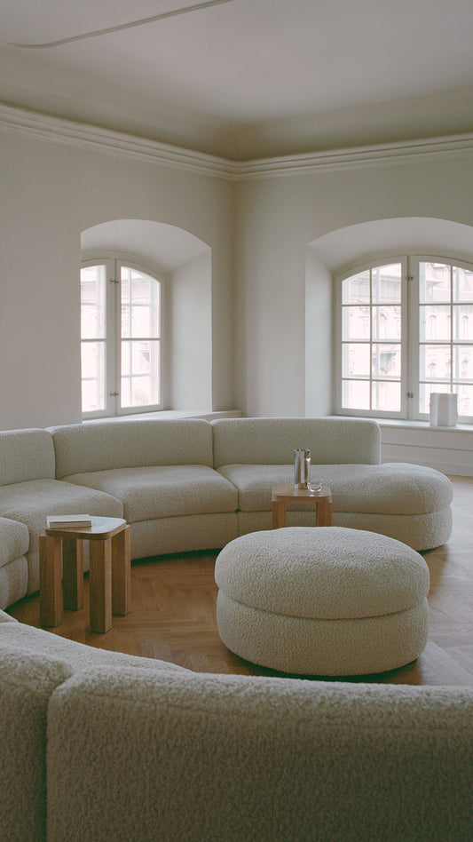 Modulsofaen Coda fra New Works er en vakker og allsidig sofaserie som med en kombinasjon av rene linjer og generøse kurver balanserer perfekt mellom komfort og eleganse. Modulene gir deg muligheten til å skreddersy drømmesofaen til dine behov. Coda kan settes sammen til en klassisk 2-seter eller 3-seter, i bred og smal variant – og med åpne ender, om du vil. Det finnes også buede moduler som gjør at du kan sette sammen en litt annerledes type sofa. Perfekt om du vil ha et skikkelig blikkfang av en sofa! 
