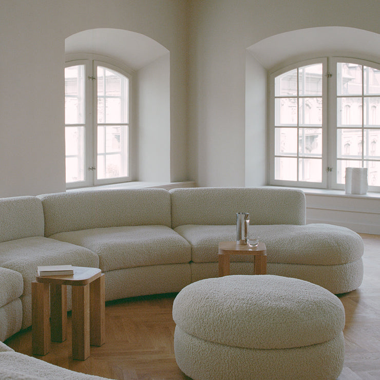 Modulsofaen Coda fra New Works er en vakker og allsidig sofaserie som med en kombinasjon av rene linjer og generøse kurver balanserer perfekt mellom komfort og eleganse. Modulene gir deg muligheten til å skreddersy drømmesofaen til dine behov. Coda kan settes sammen til en klassisk 2-seter eller 3-seter, i bred og smal variant – og med åpne ender, om du vil. Det finnes også buede moduler som gjør at du kan sette sammen en litt annerledes type sofa. Perfekt om du vil ha et skikkelig blikkfang av en sofa! 