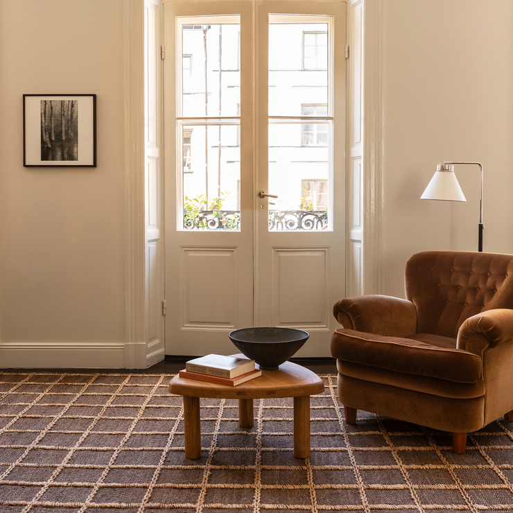 Teppe Strata Braided Jute fra Layered i fargen brun rutemønstret / Brown.