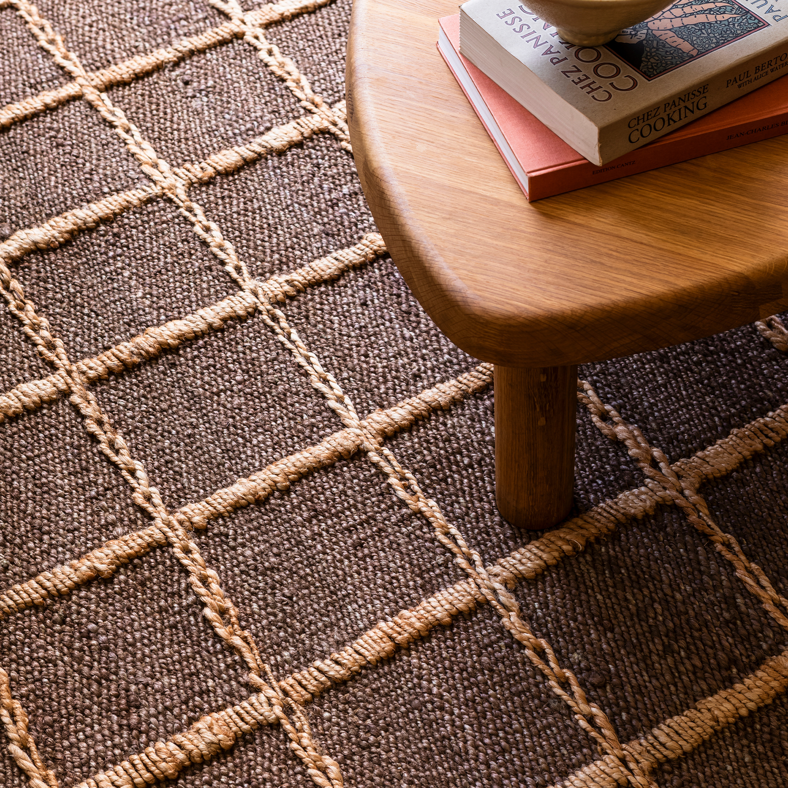Teppe Strata Braided Jute fra Layered i fargen brun rutemønstret / Brown.