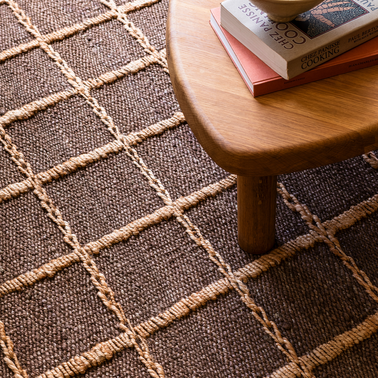 Teppe Strata Braided Jute fra Layered i fargen brun rutemønstret / Brown.