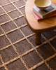 Teppe Strata Braided Jute fra Layered i fargen brun rutemønstret / Brown.