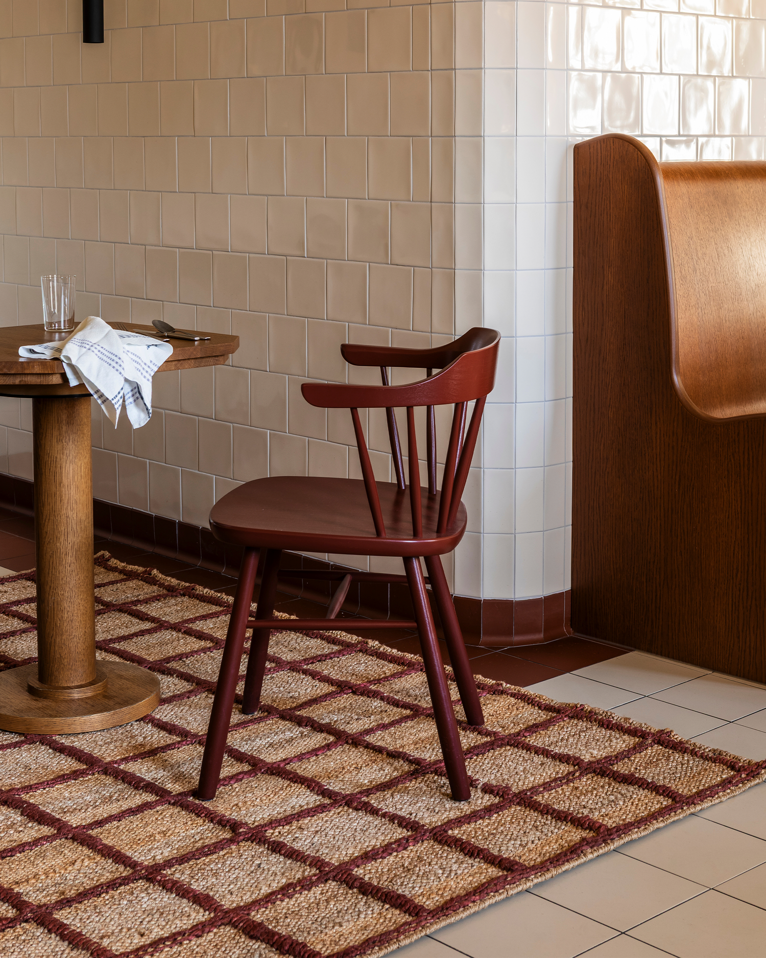 Teppe Strata Braided Jute fra Layered i fargen rød rutemønstret / Burgundy.