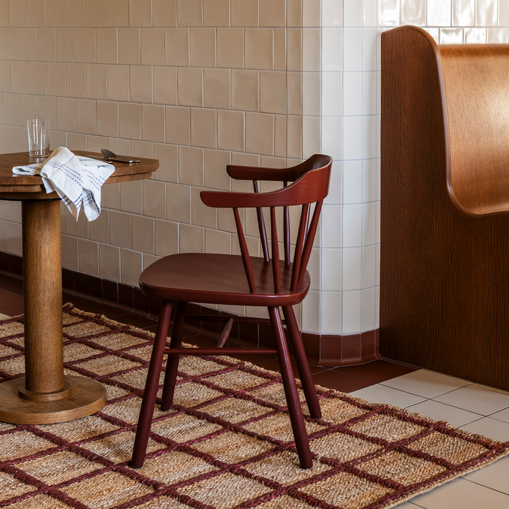 Teppe Strata Braided Jute fra Layered i fargen rød rutemønstret / Burgundy.