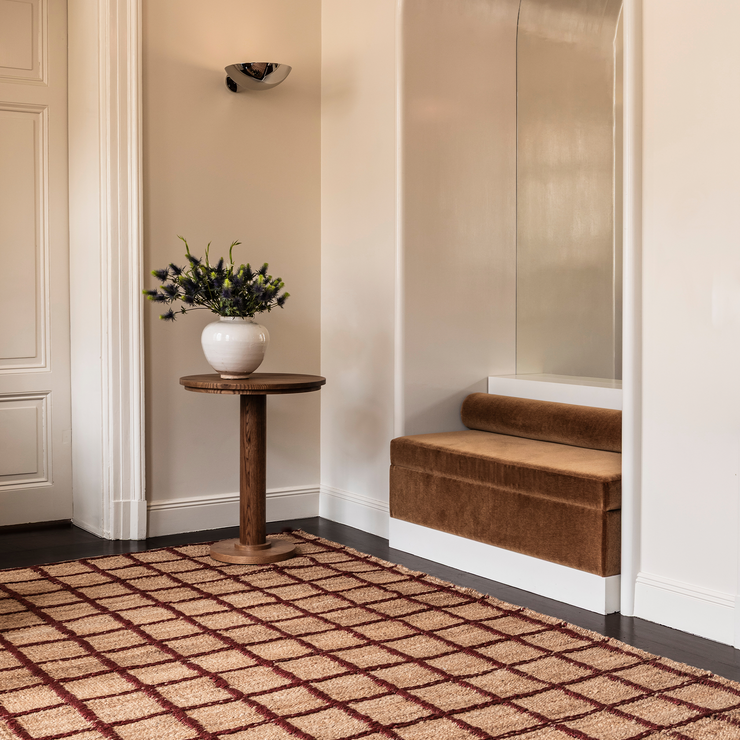 Teppe Strata Braided Jute fra Layered i fargen rød rutemønstret / Burgundy.