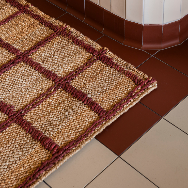 Teppe Strata Braided Jute fra Layered i fargen rød rutemønstret / Burgundy.