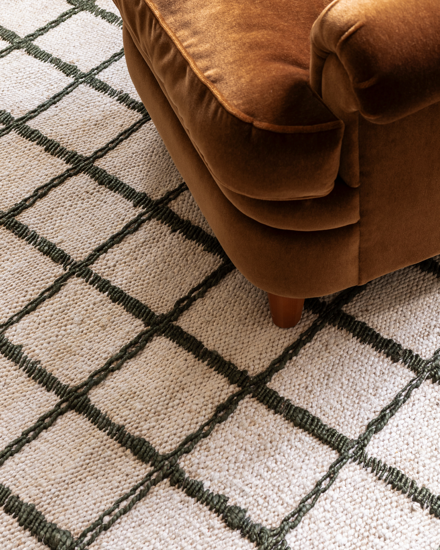 Teppe Strata Braided Jute fra Layered i fargen grønn rutemønstret / Green.