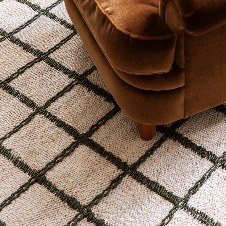 Teppe Strata Braided Jute fra Layered i fargen grønn rutemønstret / Green.