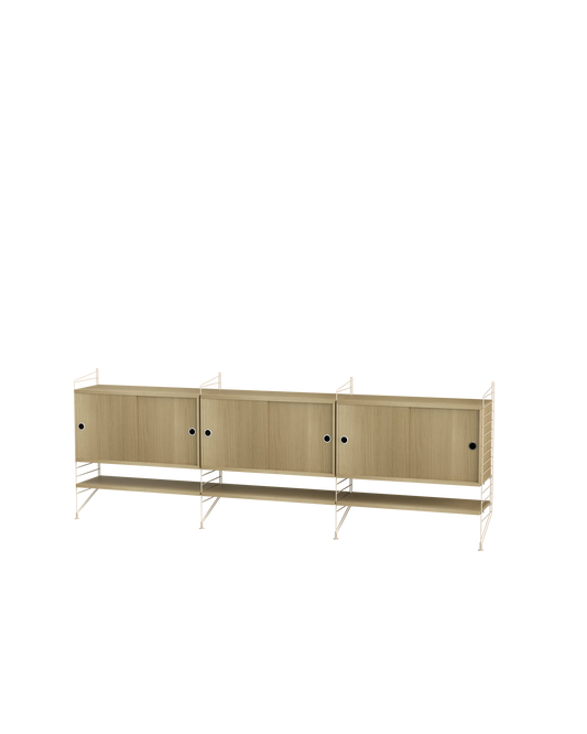 String skjenk med hylle og ben (beige gavler og eikeskap)