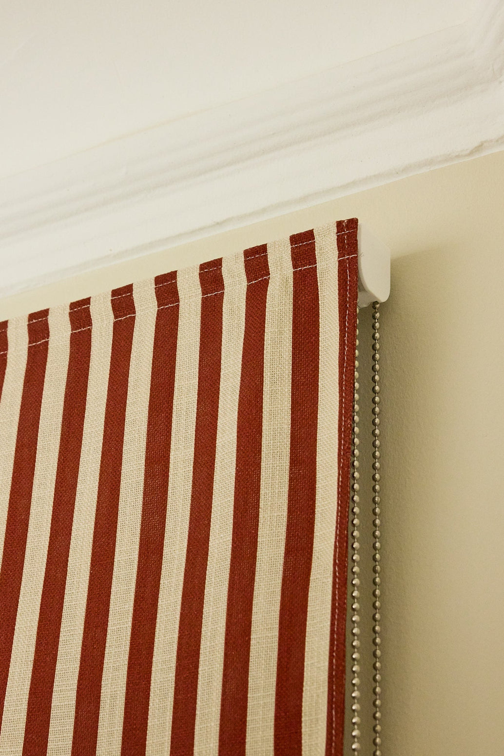 Mørkleggende liftgardin vevd lin Scallop Edge Stripe i fargen rød/ Burgundy fra Gotain.