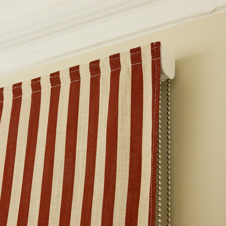 Mørkleggende liftgardin vevd lin Scallop Edge Stripe i fargen rød/ Burgundy fra Gotain.