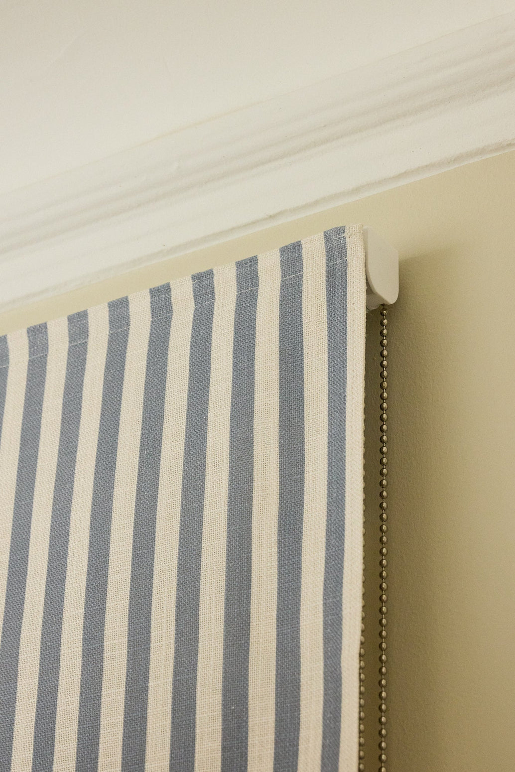 Mørkleggende liftgardin vevd lin Scallop Edge Stripe i fargen dueblå/ Dove Blue fra Gotain. 