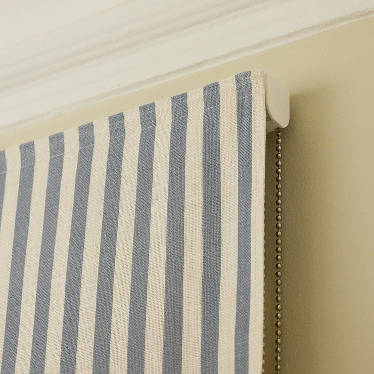 Mørkleggende liftgardin vevd lin Scallop Edge Stripe i fargen dueblå/ Dove Blue fra Gotain. 