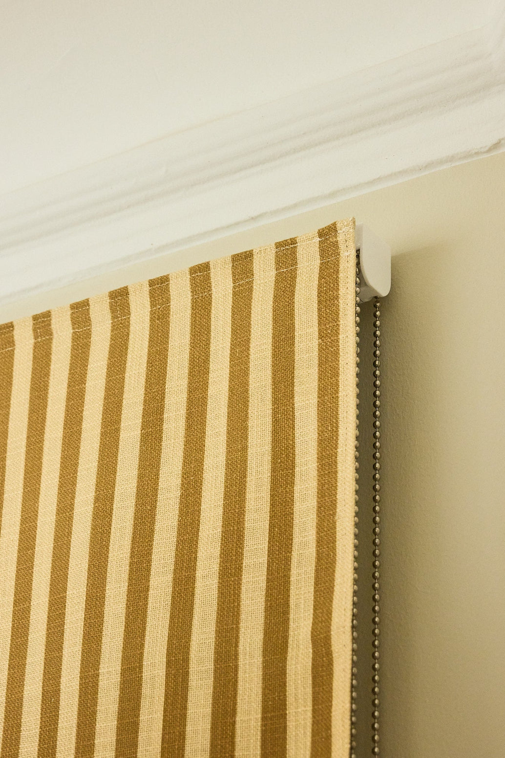 Mørkleggende liftgardin vevd lin Scallop Edge Stripe i fargen sennepsgul/ Mustard fra Gotain.