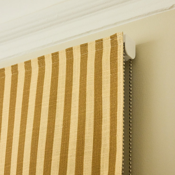 Mørkleggende liftgardin vevd lin Scallop Edge Stripe i fargen sennepsgul/ Mustard fra Gotain.