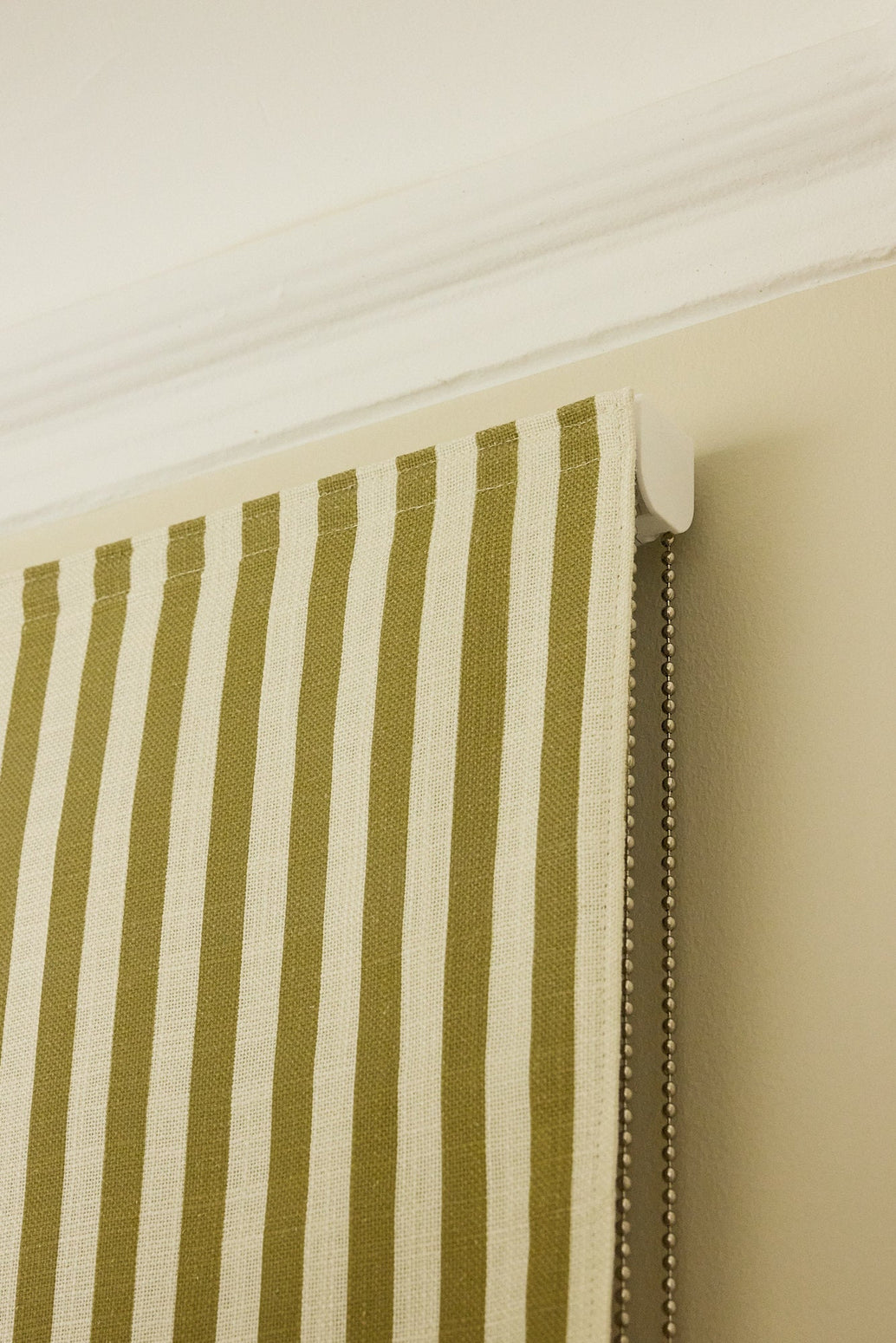 Mørkleggende liftgardin vevd lin Scallop Edge Stripe i fargen olivengønn / Olive Green fra Gotain.