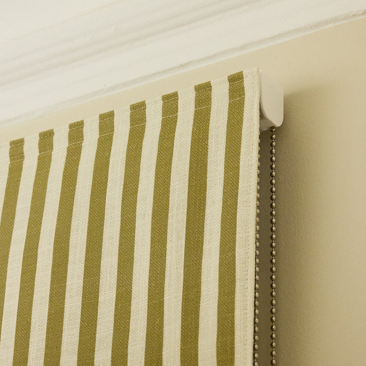 Mørkleggende liftgardin vevd lin Scallop Edge Stripe i fargen olivengønn / Olive Green fra Gotain.
