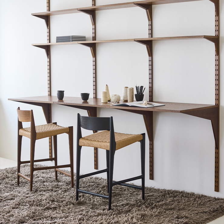 Barkrakk Pia Counter Stool i røkt eik og svartlakkert eik med naturpapirsnor fra dk3.