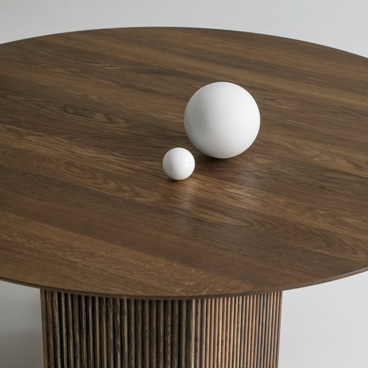 Spisebordet Ten Table fra dk3 utstråler imponerende håndverk og kvalitet er et vakkert og tidløst spisebord i heltre som kommer til å vare en livstid — om ikke lengre! Her i røkt eik.