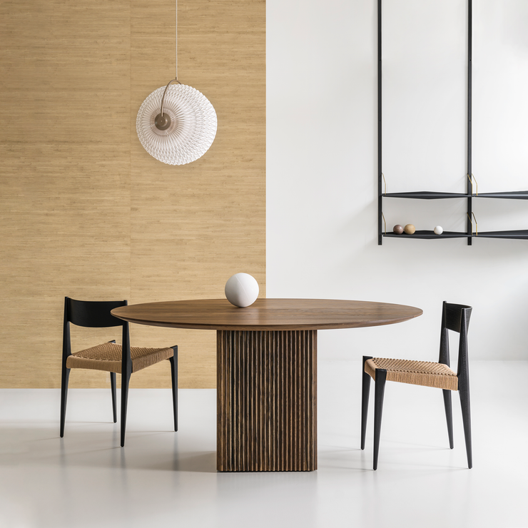 Det runde spisebordet Ten Table, som er et samarbeidsprosjekt mellom dk3 sin grunnlegger Jacob Plejdrup og den danske designeren Christian Troels har et minimalistisk og solid uttrykk, og finnes i ulike treverk, overflatebehandlinger og størrelser. 