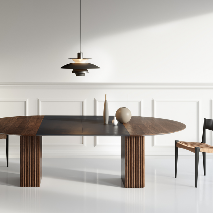 Ønsker du å kunne utvide det runde spisebordet ved behov? Praktiske ileggsplater kan kjøpes i matchende tresort, eller i sort MDF for en moderne kontrast. Merk at det da er en annen variant av bordet som må bestilles. Total pris avhenger av antall ileggsplater som ønskes. Kontakt oss på kundeservice@oslodeco.no, så hjelper vi deg gjerne med bestillingen.