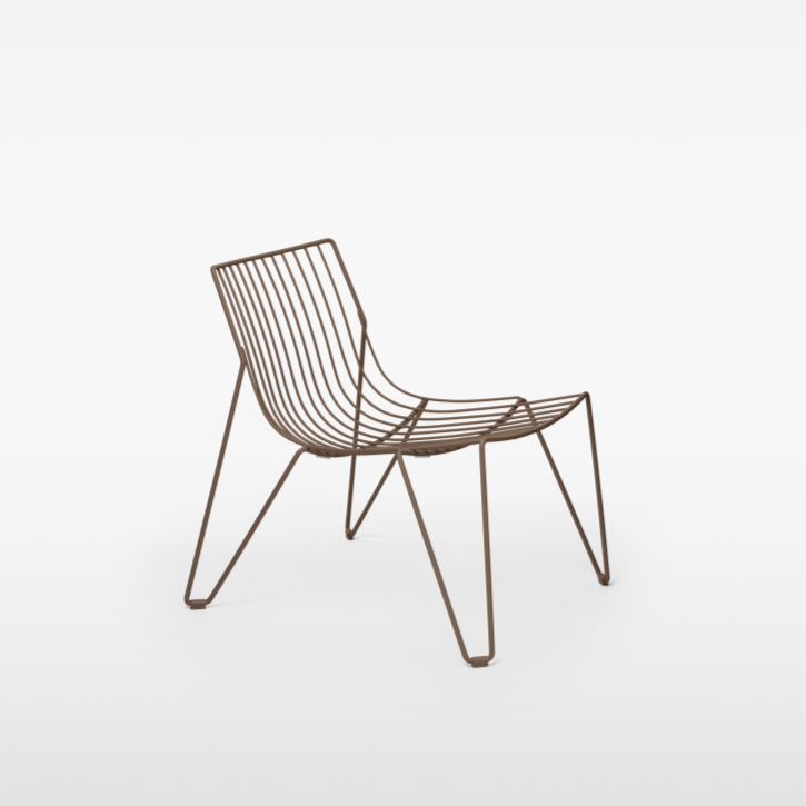 Tio Easy Chair fra Massproductions i fargen Pale Brown.