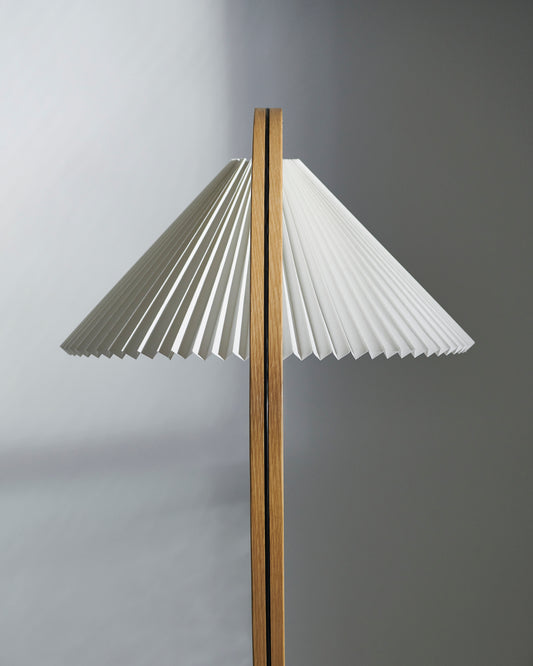 Timberline ble designet av den danske lysdesigneren Mads Caprani på 1970-tallet og var veldig populær allerede da. Etter å ha vært ute av produksjon i lang tid har Gubi relansert den – til stor glede for alle oss som elsker skandinavisk design fra dette tiåret! 