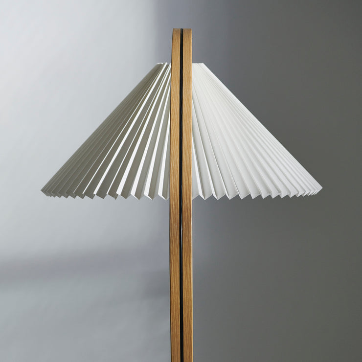 Timberline ble designet av den danske lysdesigneren Mads Caprani på 1970-tallet og var veldig populær allerede da. Etter å ha vært ute av produksjon i lang tid har Gubi relansert den – til stor glede for alle oss som elsker skandinavisk design fra dette tiåret! 