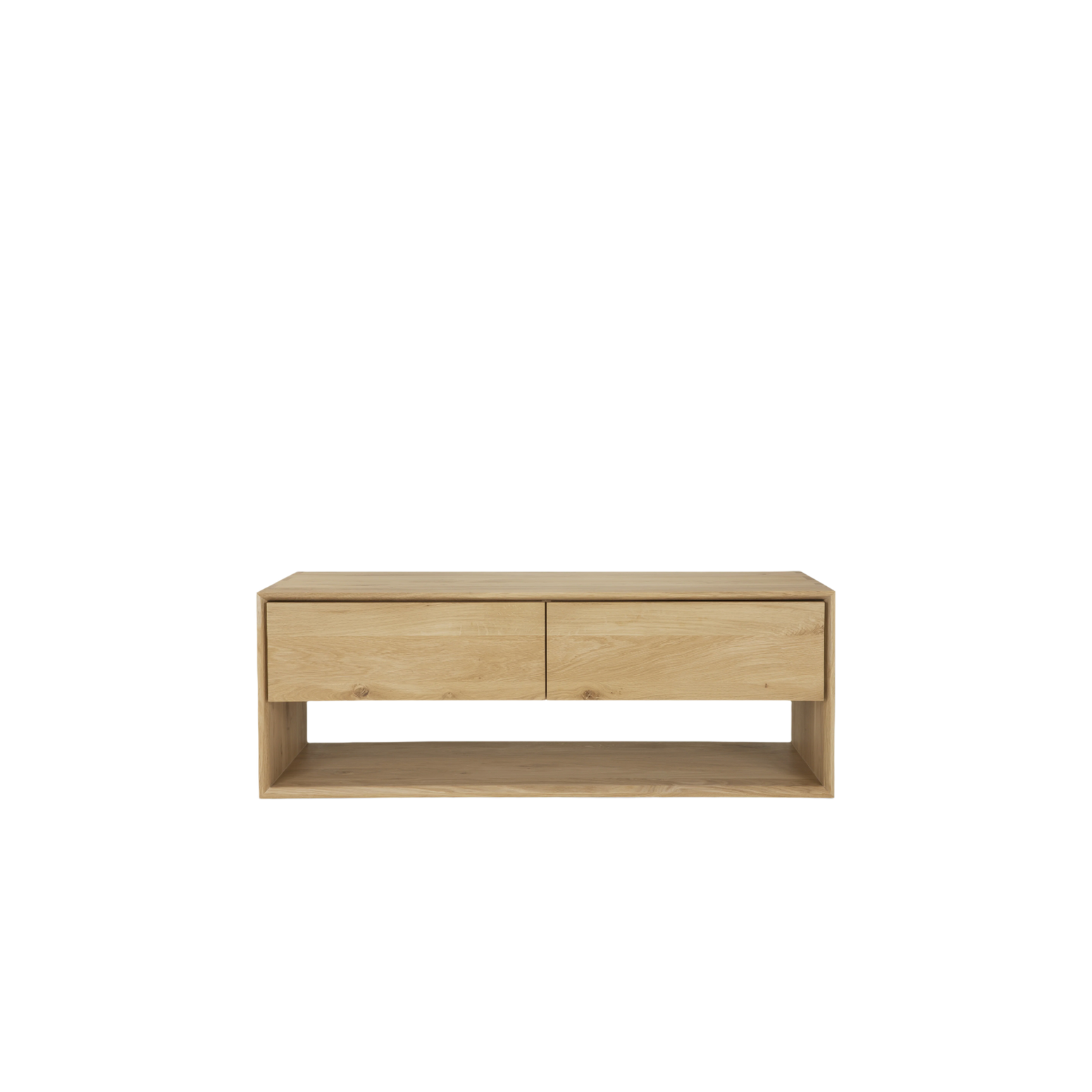 Den superfine TV-benken Nordic TV Cupboard fra Ethnicraft i heltre eik er renskårent i designet og har fasede kanter som gir mediebenken det lille ekstra!