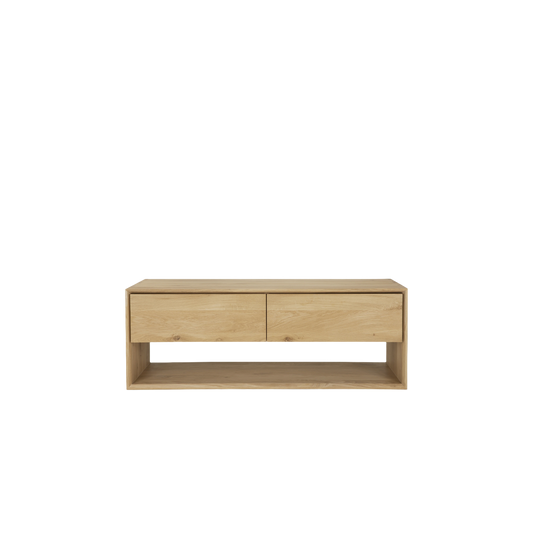 Den superfine TV-benken Nordic TV Cupboard fra Ethnicraft i heltre eik er renskårent i designet og har fasede kanter som gir mediebenken det lille ekstra!