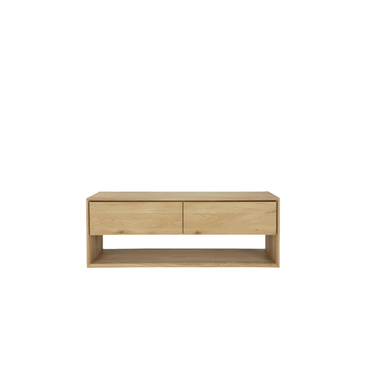 Den superfine TV-benken Nordic TV Cupboard fra Ethnicraft i heltre eik er renskårent i designet og har fasede kanter som gir mediebenken det lille ekstra!