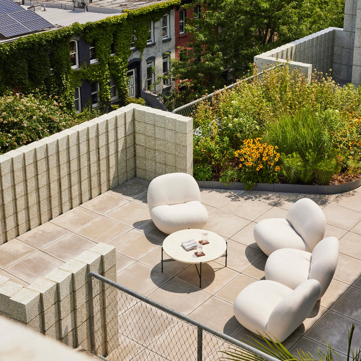 Lenestolen Pacha Outdoor Lounge Chair fra Gubi er laget for å tåle vær og vind – med en pustende og vannavstøtende membran som sørger for at putene tørker raskt etter regn, uten at det går på bekostning av komforten.
