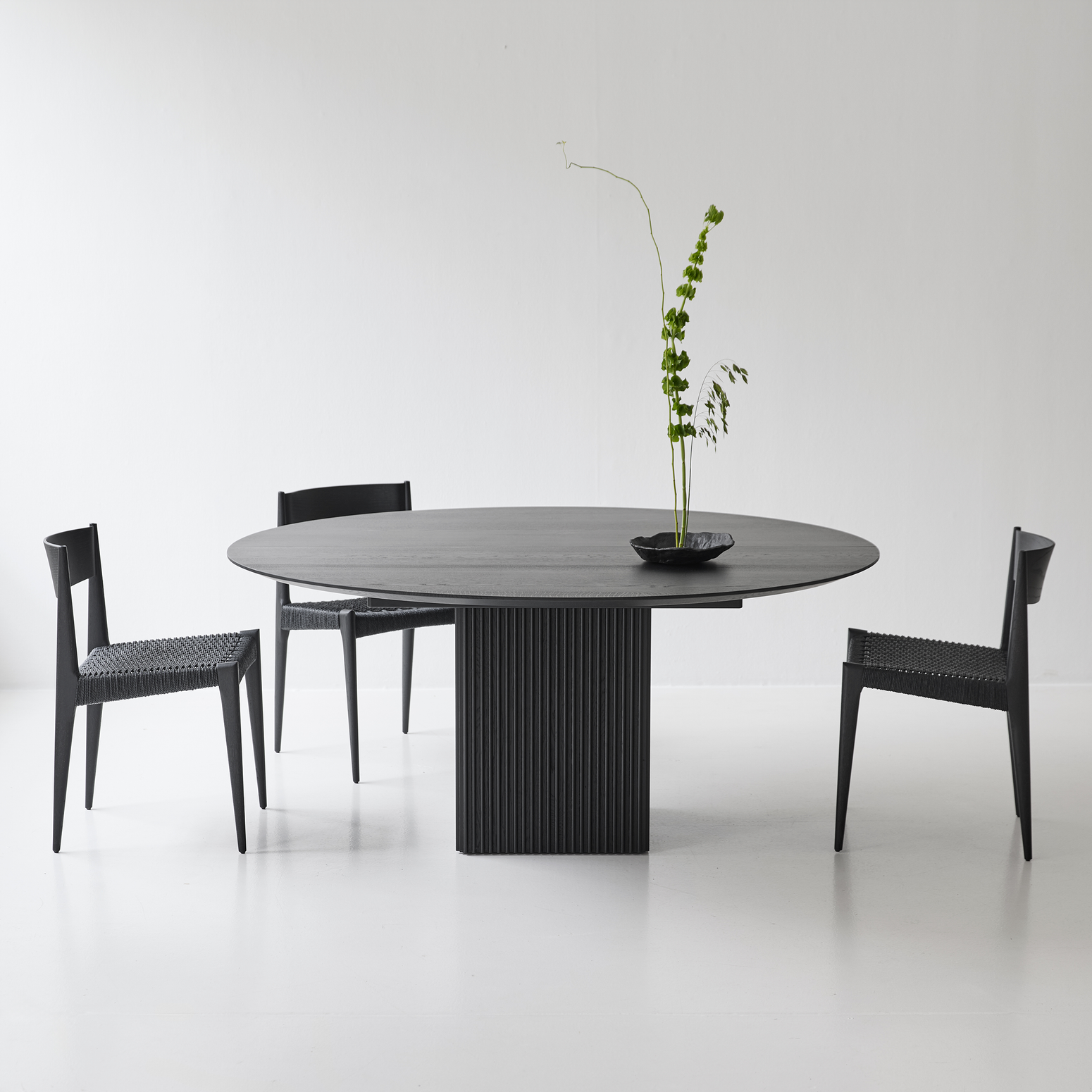 Spisebord Ten Table rundt fra dk3 i sortlakkert eik.