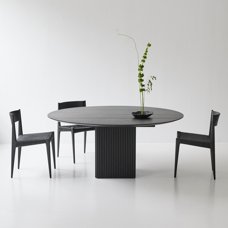 Spisebord Ten Table rundt fra dk3 i sortlakkert eik.