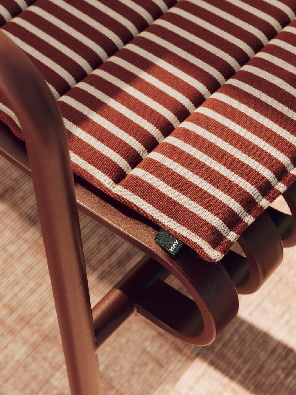 Terrakottastripet rygg- og sittepute 82 x 40 / Terracotta bold stripe fra Hay