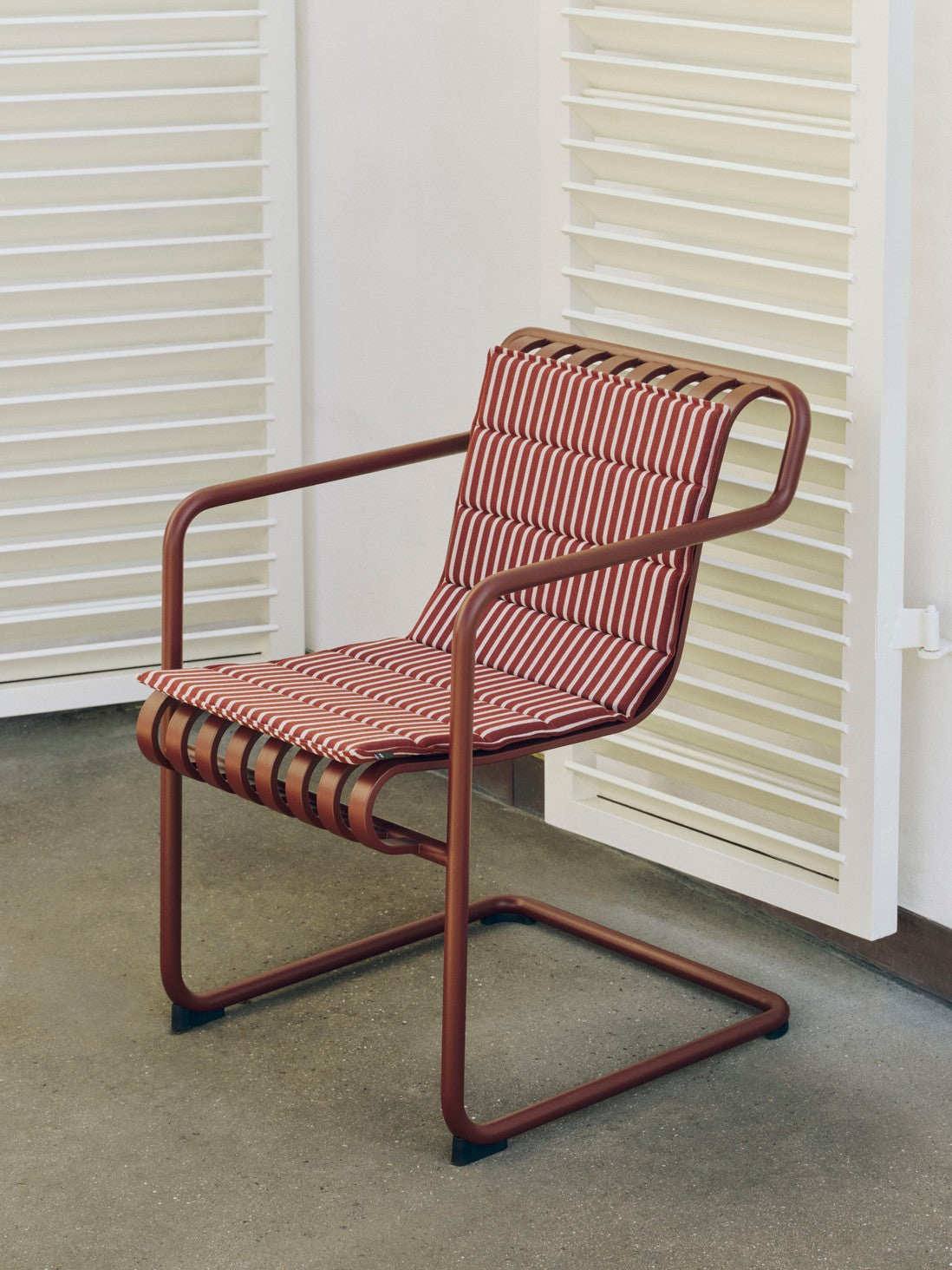 Terrakottastripet rygg- og sittepute 82 x 40 / Terracotta bold stripe fra Hay