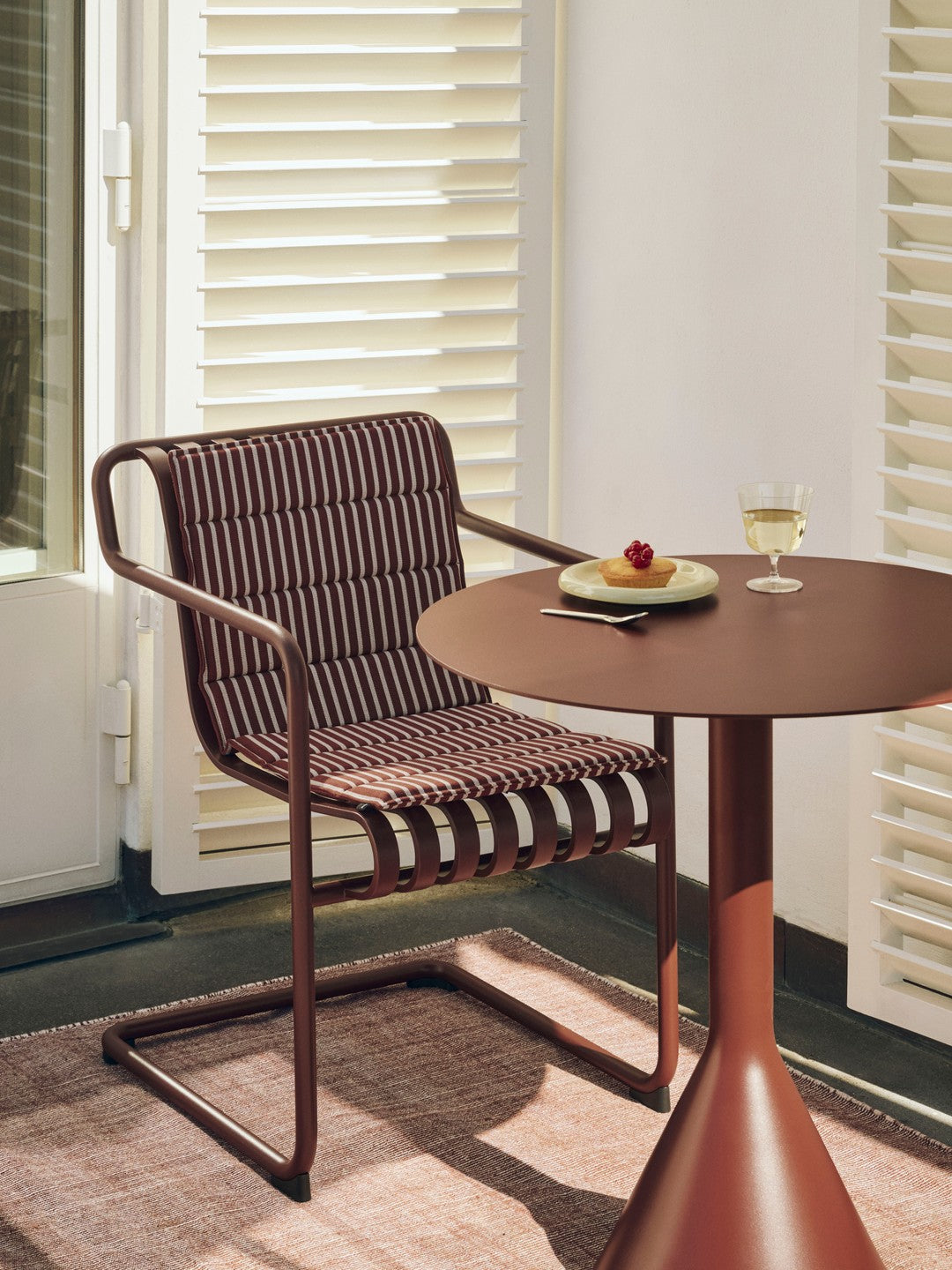 Terrakottastripet rygg- og sittepute 82 x 40 / Terracotta bold stripe fra Hay