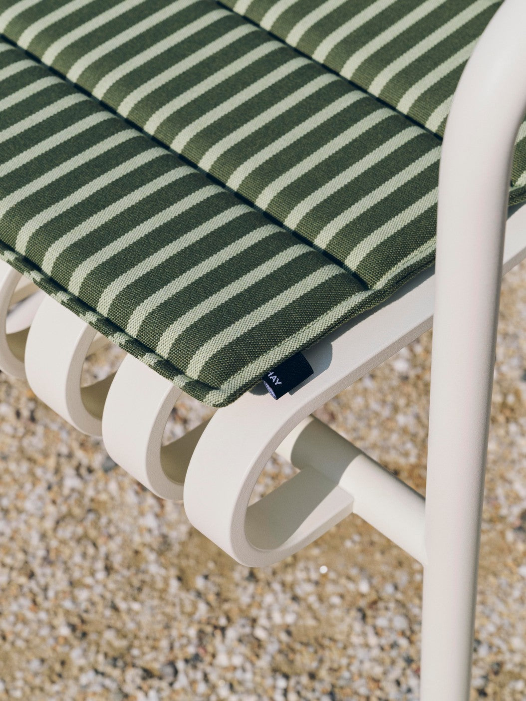 Grønnstripet sittepute 40 x 40 / Olive bold stripe fra Hay