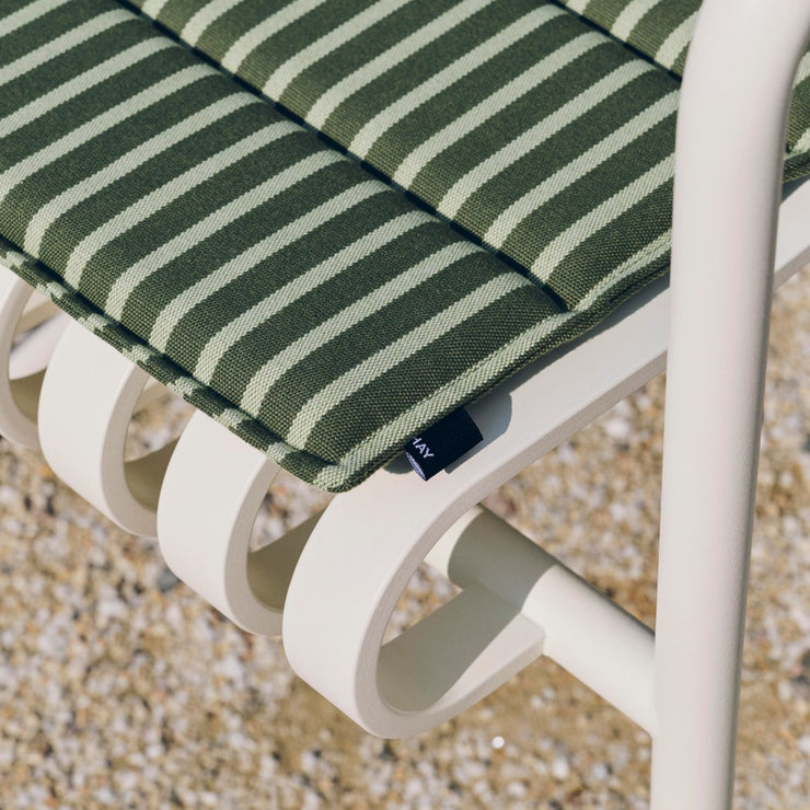 Grønnstripet sittepute 40 x 40 / Olive bold stripe fra Hay