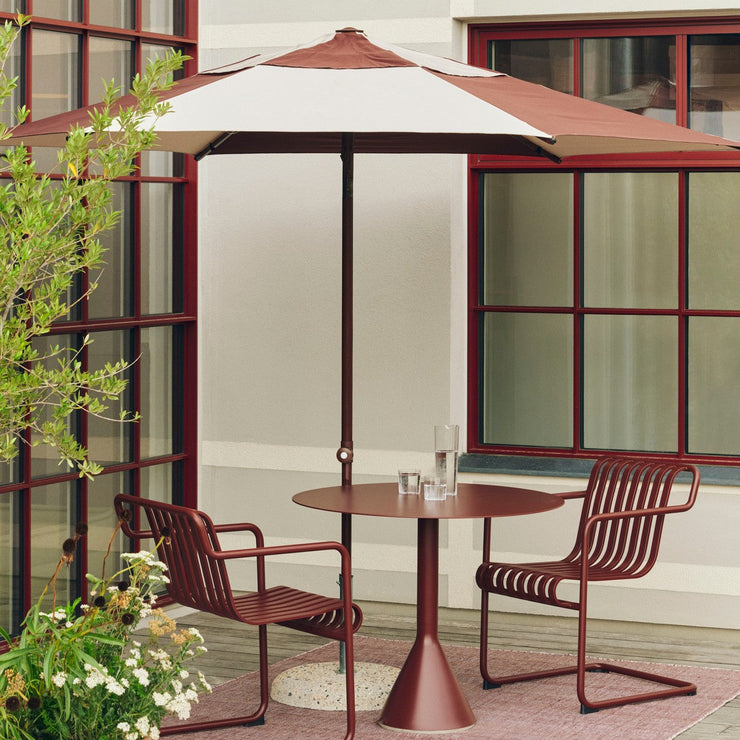 Parasollene i Terrazza-serien fra Hay kommer i to størrelser (Square / Hexagon) og flere fine farger: Fra grønne og burgunderrød parasoller til lyse gråhvite parasoller. En gul parasoll finnes også. 